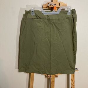 Old Navy knee length olive green stretch skirt side zip hook and eye, size 8/m
